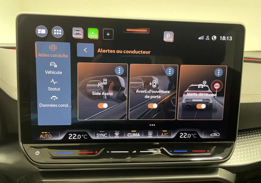 Écran tactile du système d'aide à la conduite du CUPRA Formentor 2025 affichant les alertes Side Assist et vitesse.