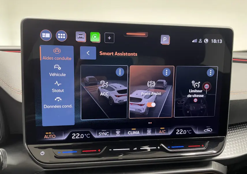 Écran tactile intérieur du CUPRA Formentor 2025 affichant les assistants de conduite avec interface moderne et claire.