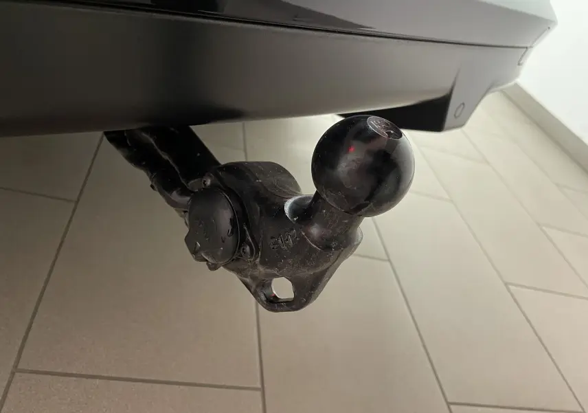 Gros plan sur le crochet d'attelage escamotable noir sous le pare-chocs arrière du CUPRA Formentor Noir Minuit 2025.