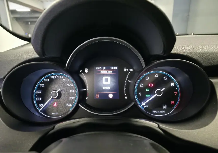 Vue rapprochée du tableau de bord numérique du Fiat 500X 2024, affichant vitesse et compte-tours éclairés.