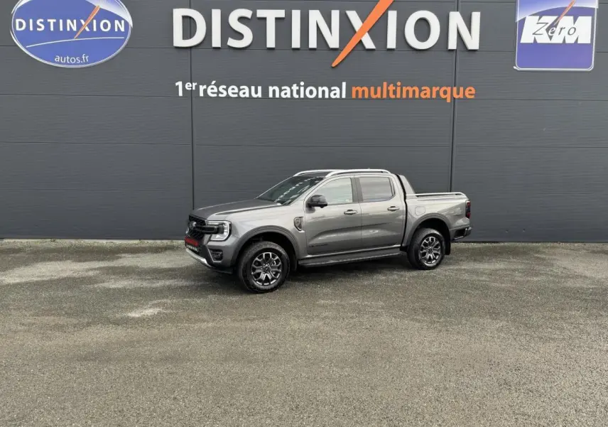 Vue latérale droite du Ford Ranger 2025 gris métallisé Wildtrak, avec benne et jantes alliage noires.