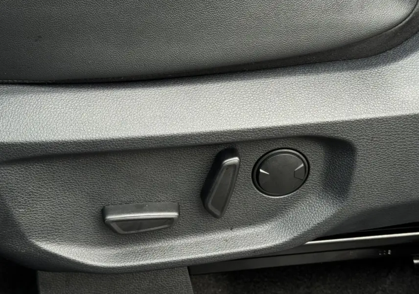 Gros plan sur les commandes de réglage électrique du siège côté conducteur du Ford Ranger 2025, finition noire.