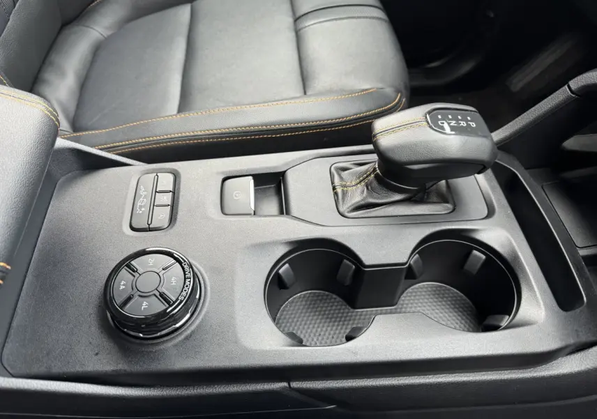 Vue rapprochée de la console centrale noire du Ford Ranger 2025 avec levier de vitesse automatique et commandes de modes de conduite.