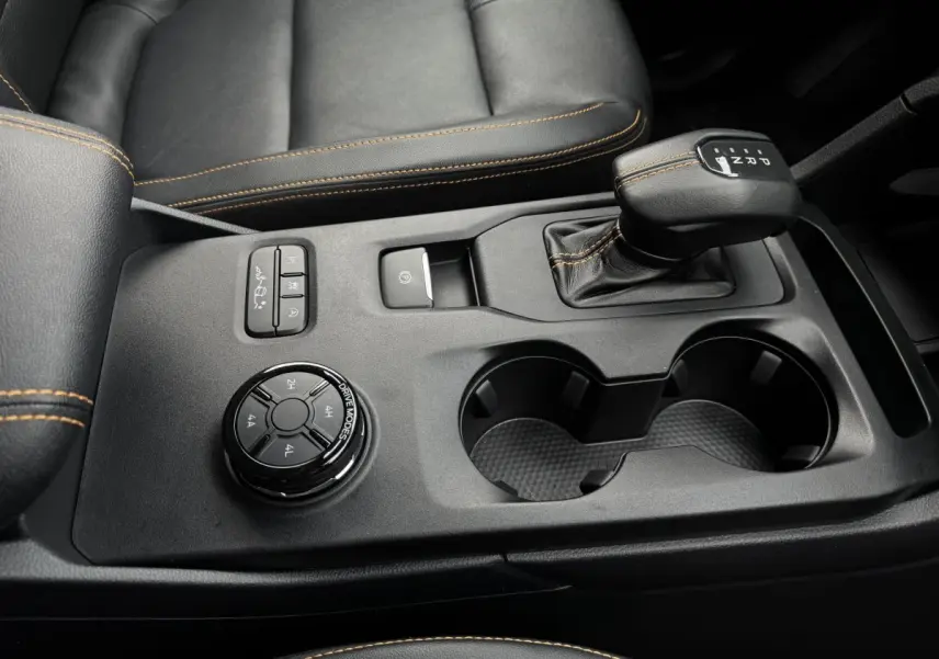 Gros plan sur la console centrale noire du Ford Ranger 2025 avec levier de vitesse automatique et molette de modes de conduite.