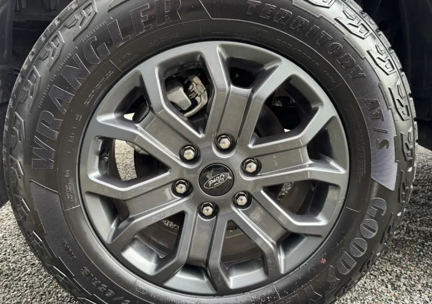 Gros plan sur la jante grise et le pneu Goodyear Wrangler du Ford Ranger 2025, vue de face.