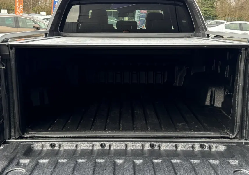 Vue arrière du Ford Ranger 2025 gris avec benne ouverte et protection de chargement visible.