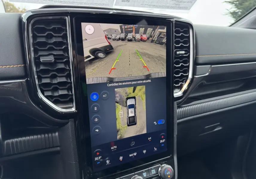 Vue rapprochée de l’écran tactile central du Ford Ranger 2025, affichant la caméra de recul et l’aide au stationnement.