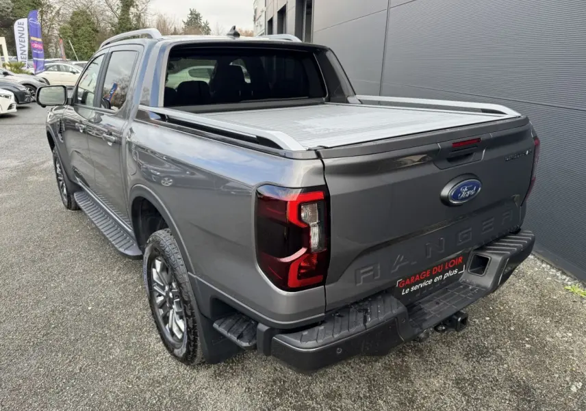 Vue 3/4 arrière droite du Ford Ranger gris avec benne couverte et feux arrière LED distinctifs.