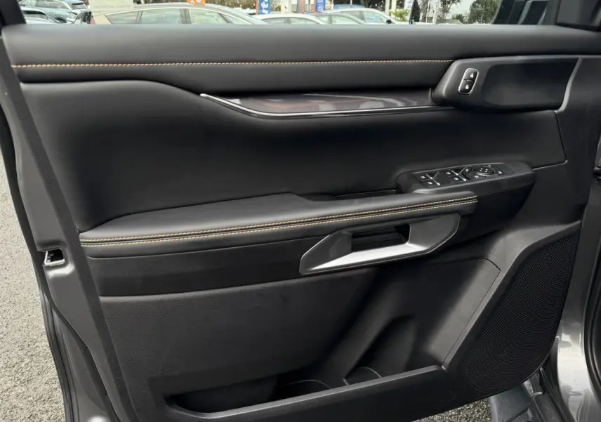 Porte intérieure côté conducteur noire avec surpiqûres jaunes et commandes électriques sur un Ford Ranger 2025.
