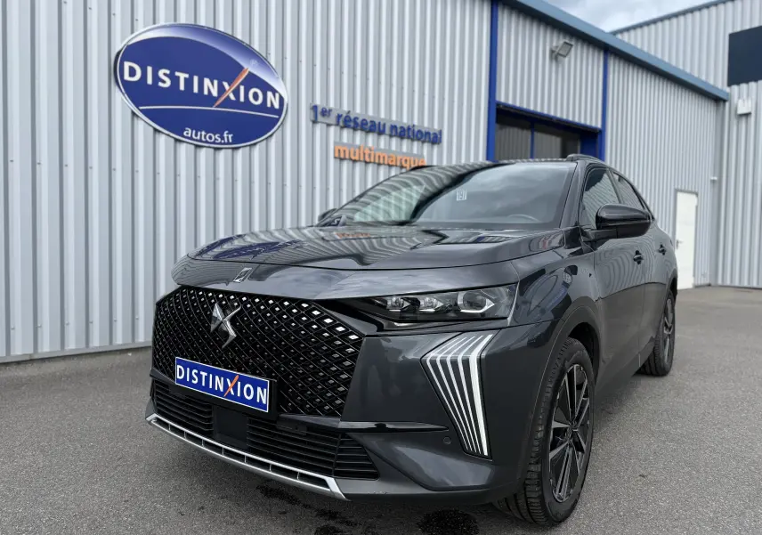 DS7 BlueHDi 130 Pallas gris titane en 3/4 avant droit, avec calandre distinctive et feux LED verticaux.