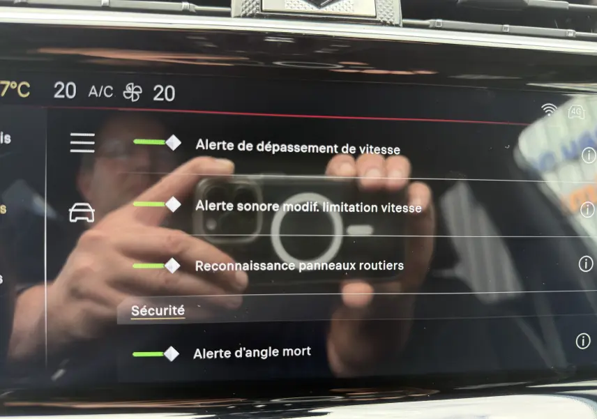 Écran tactile intérieur du DS7 gris titane 2025 affichant les alertes de sécurité et la climatisation à 20°C.