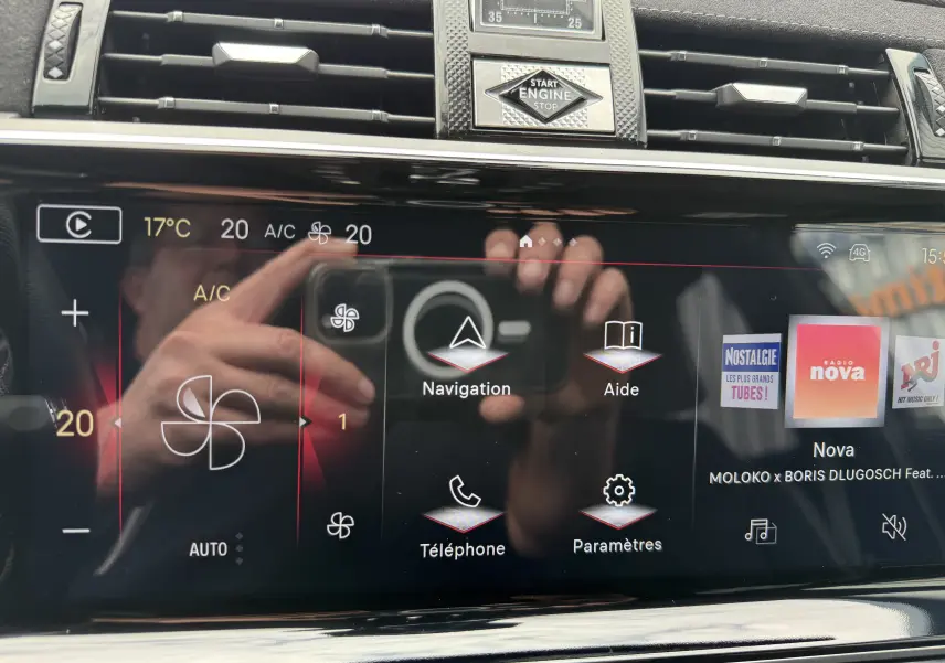 Écran tactile central du DS7 gris titane 2025, affichant la climatisation et les options multimédia en vue rapprochée.