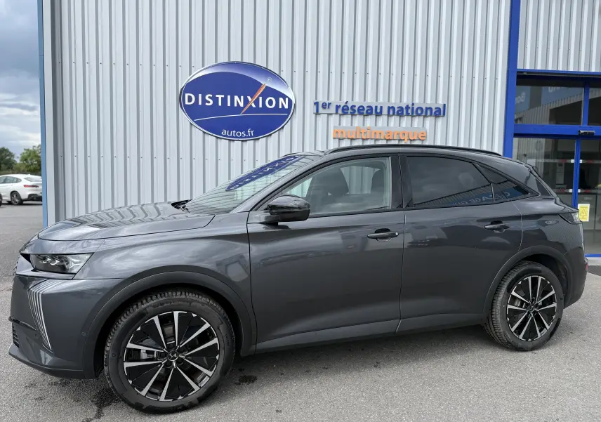 Vue latérale droite d'un DS7 BlueHDi gris titane 2025 avec jantes noires et toit noir contrasté.
