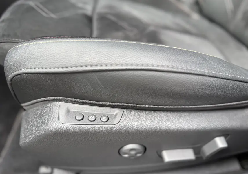 Gros plan sur les commandes de réglage électrique du siège en cuir noir du DS7 BlueHDi 130 Pallas 2025.