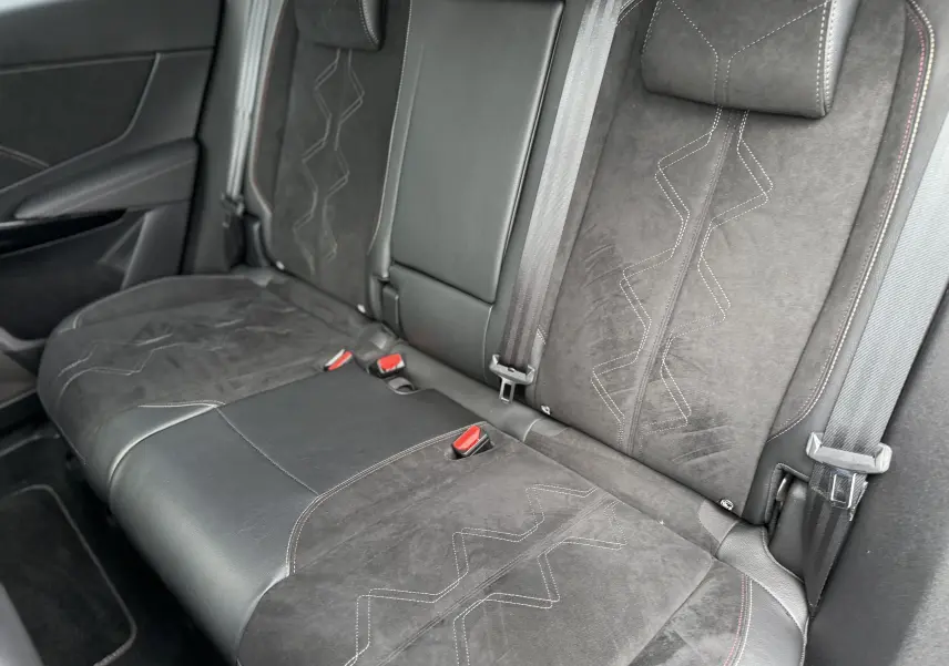 Vue rapprochée des sièges arrière en cuir et alcantara noir avec surpiqûres rouges du DS7 BlueHDi 130 Pallas 2025.