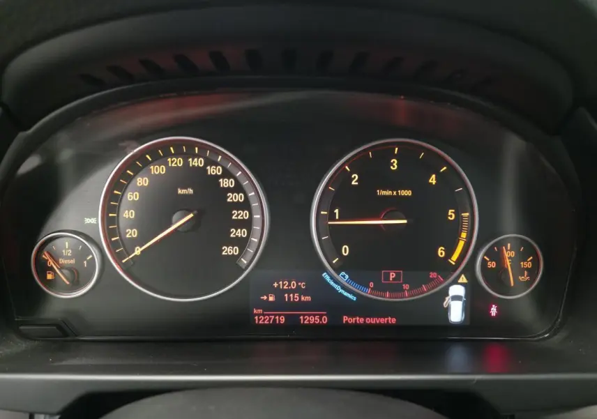 Tableau de bord BMW X5 sDrive 25d 2018 avec affichage numérique et compte-tours au ralenti.