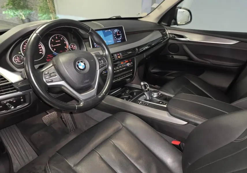Intérieur noir cuir Dakota de BMW X5 sDrive 25d 2018, vue côté conducteur avec tableau de bord et console centrale.