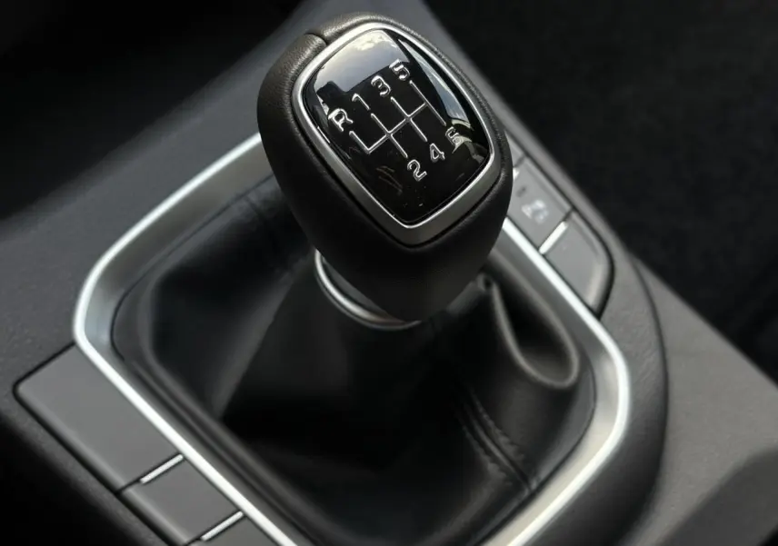 Gros plan sur le levier de vitesses manuel gainé cuir de la Hyundai i30 SW T-GDI 120 Modern, détails chromés visibles.