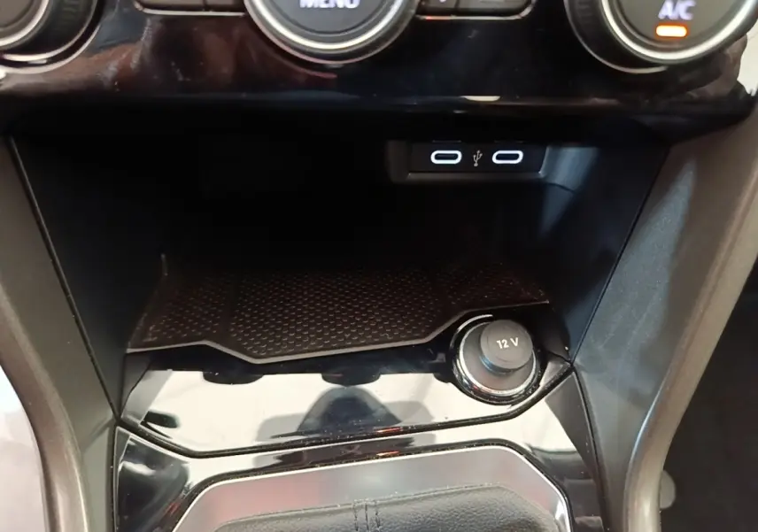 Détail de la console centrale du Volkswagen T-Roc 1.5 TSI 2020, montrant prises USB et prise 12V sous les commandes de climatisation.