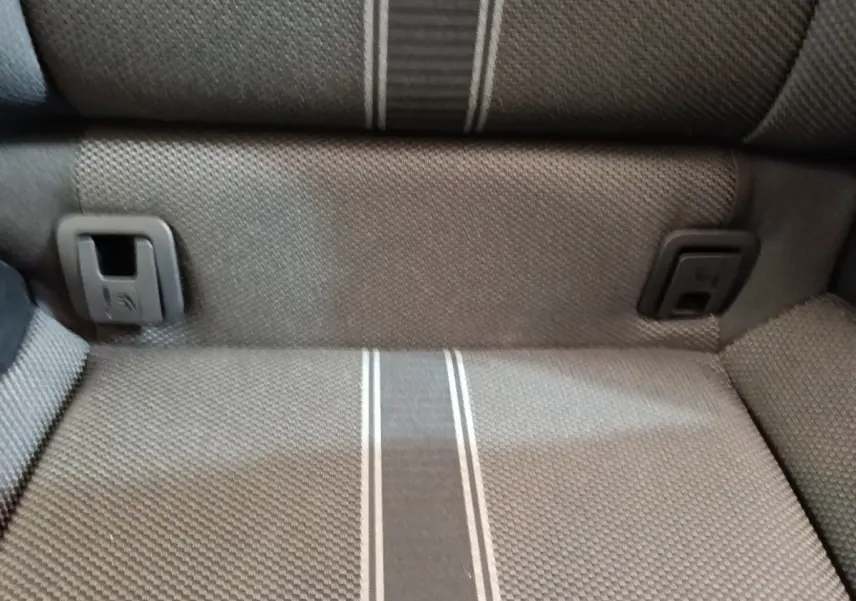 Détail de la banquette arrière grise avec bandes centrales blanches du Volkswagen T-Roc 1.5 TSI 2020.
