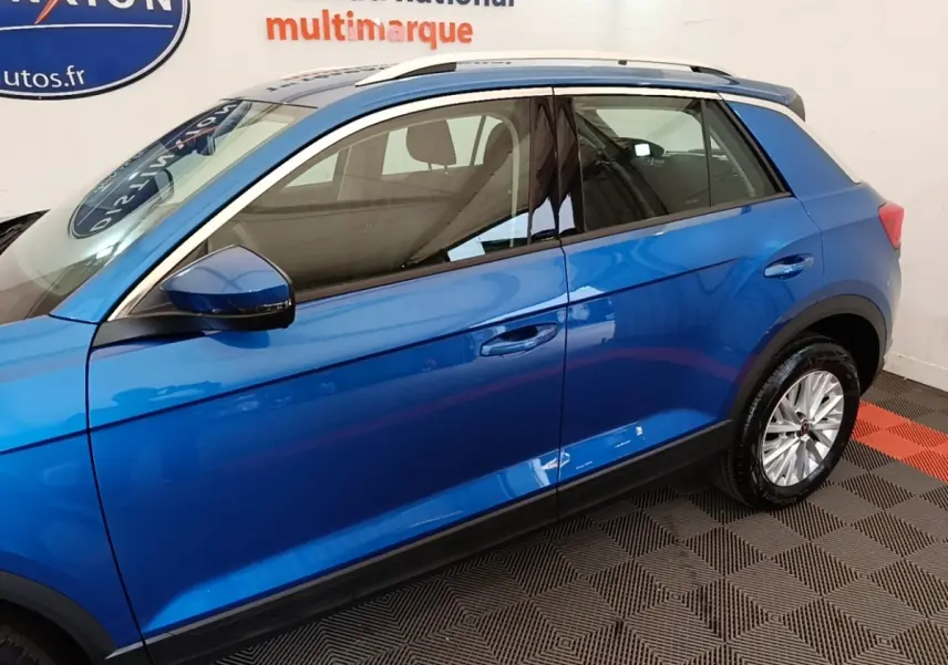 Vue latérale gauche d'un Volkswagen T-Roc bleu 2020 avec jantes alliage et rétroviseurs assortis.