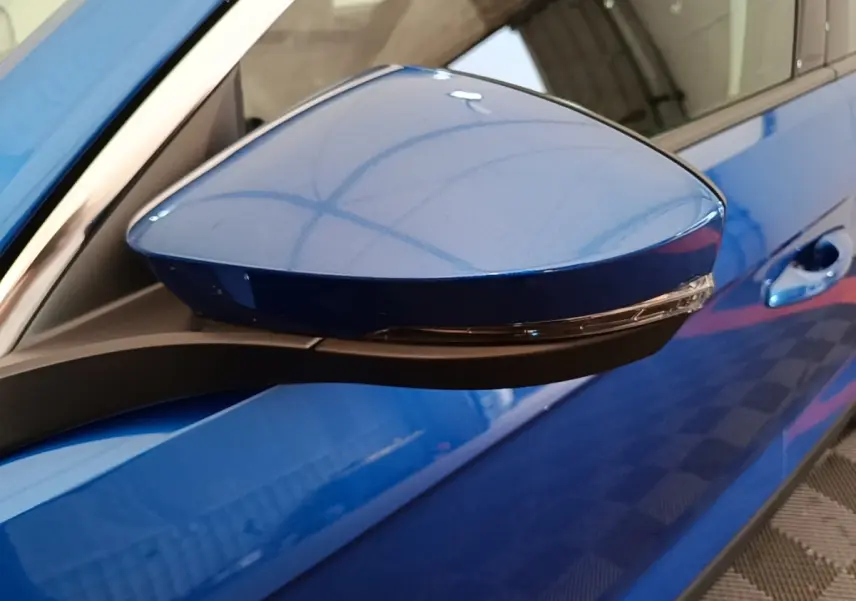 Rétroviseur bleu côté gauche du Volkswagen T-Roc 1.5 TSI 150 EVO UNITED 2020 avec clignotant intégré.