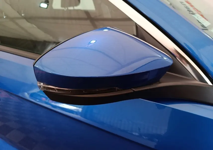Rétroviseur extérieur droit bleu métallisé du Volkswagen T-Roc 1.5 TSI 2020 avec clignotant intégré.