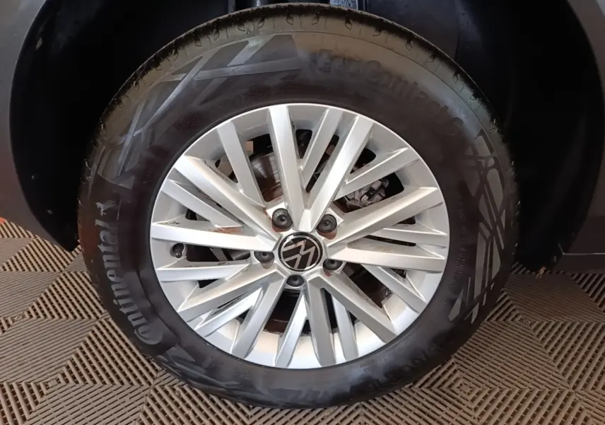 Gros plan sur la roue avant droite du Volkswagen T-Roc bleu, avec jante alliage argentée et pneu Continental.