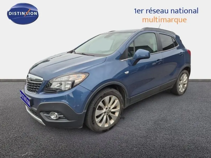 Opel Mokka bleu outremer en 3/4 avant droit, avec jantes alu et calandre chromée visible sur fond neutre.