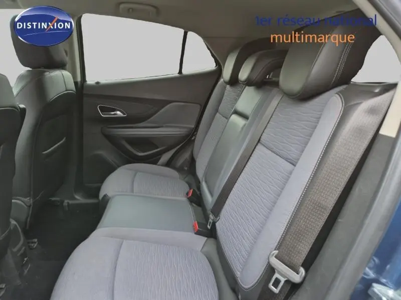 Vue latérale droite de l'habitacle arrière de l'Opel Mokka bleu outremer, montrant les sièges tissu gris et ceintures de sécurité.
