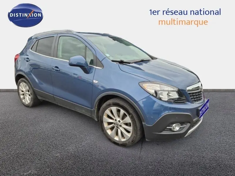 Opel Mokka bleu outremer vue 3/4 avant droit, avec jantes alu et calandre chromée sur fond neutre.