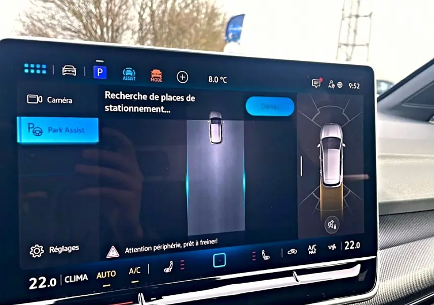 Écran tactile intérieur de la Volkswagen Golf 2026 affichant l'assistance au stationnement et la climatisation à 22°C.