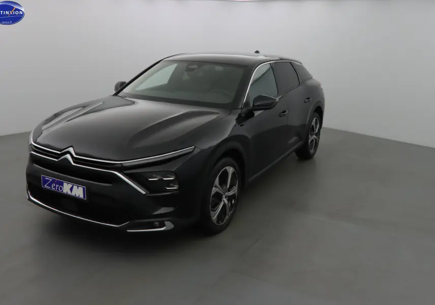 Citroën C5 X noir métal vue 3/4 avant droit dans un studio, avec ses lignes modernes et phares LED distinctifs.