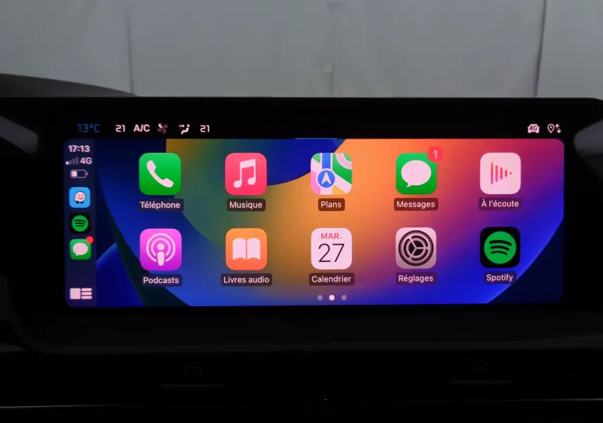 Écran tactile central du tableau de bord de la Citroën C5 X noir métal, affichant les applications connectées.
