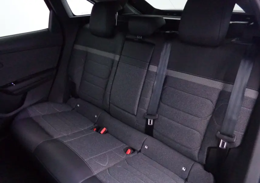 Vue intérieure arrière des sièges arrière gris foncé et noirs du Citroën C5 X 2023 avec ceintures de sécurité visibles