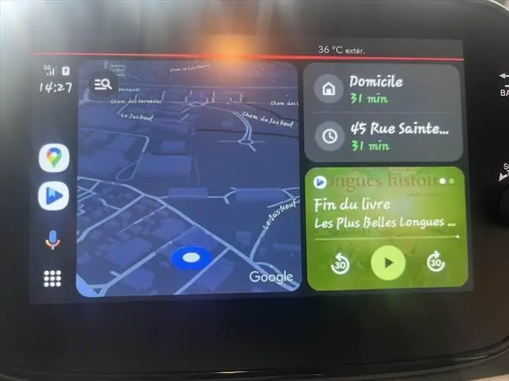 Écran tactile intérieur de la Fiat 500 blanc 2023 affichant navigation GPS et commandes multimédia.