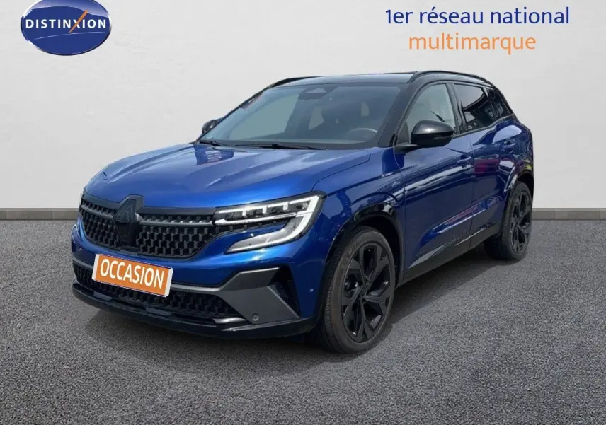Renault Austral E-Tech hybride bleu Iron Metal avec toit noir, vue 3/4 avant mettant en valeur ses jantes noires.