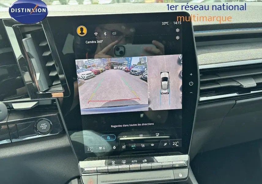 Écran central du Renault Austral E-Tech Hybrid 2022 affichant la caméra 360° et la vue arrière en stationnement.