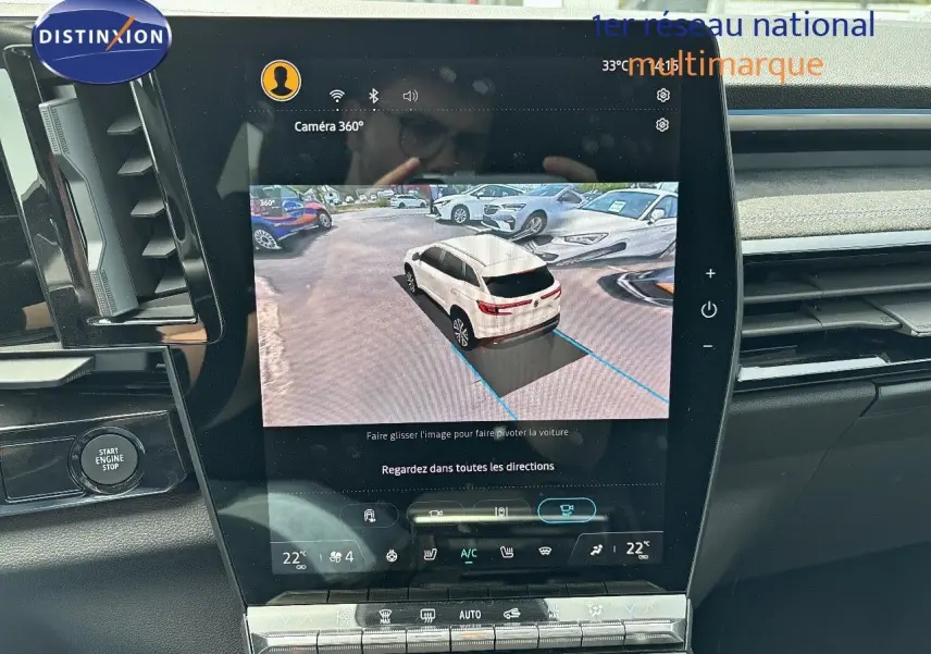 Écran central du Renault Austral E-Tech Hybrid montrant la vue 360° du véhicule blanc en stationnement.