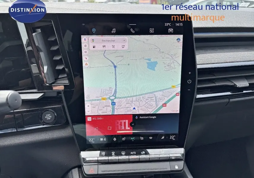 Vue rapprochée de la console centrale du Renault Austral 2022 avec écran tactile affichant une carte GPS et commandes climatisation.