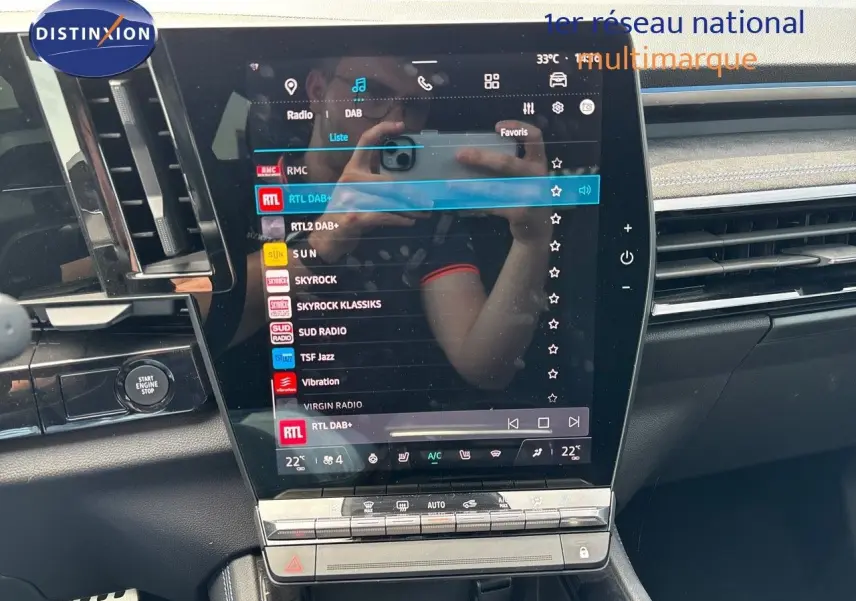 Vue rapprochée de l'écran tactile central et tableau de bord noir du Renault Austral E-Tech hybride 2022.