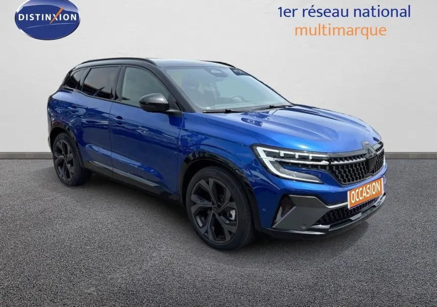 Renault Austral E-Tech hybride bleu Iron Metal avec toit noir, vue 3/4 avant mettant en valeur ses phares LED distinctifs.
