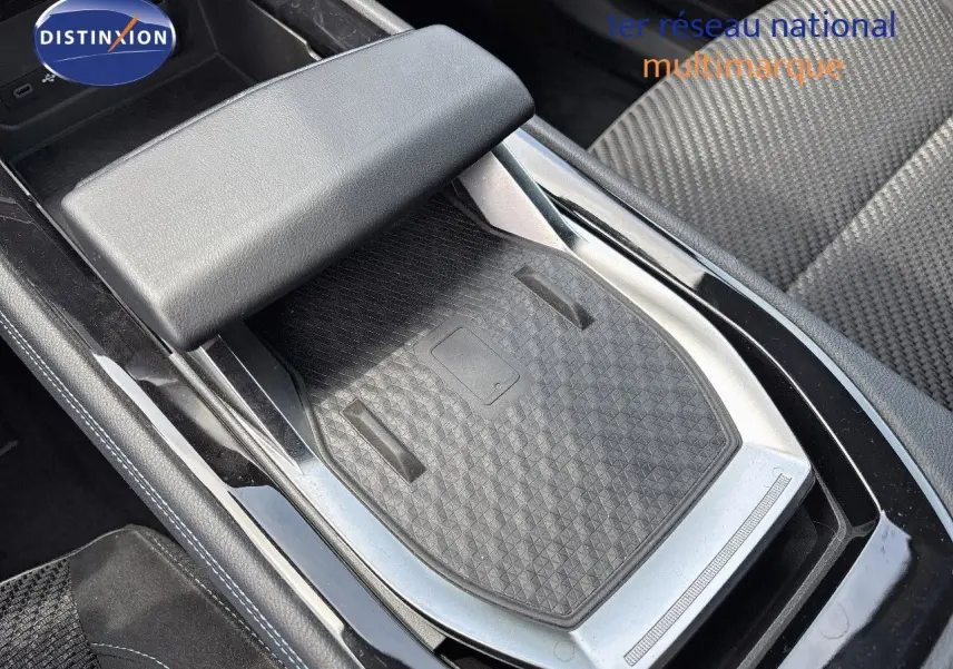 Gros plan sur la console centrale noire et grise avec accoudoir et siège tissu à motifs du Renault Austral 2022.