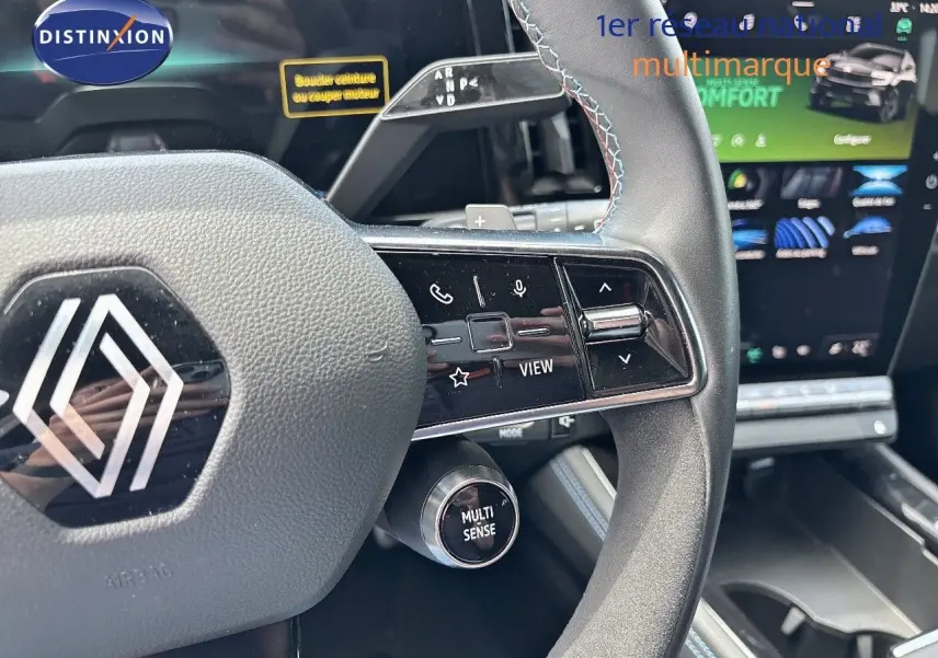 Gros plan sur le volant du Renault Austral E-Tech avec commandes intégrées et bouton Multi Sense visible.