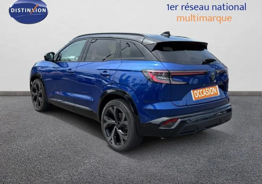 Vue 3/4 arrière d'un Renault Austral bleu Iron Metal avec toit noir et jantes noires sur fond neutre.