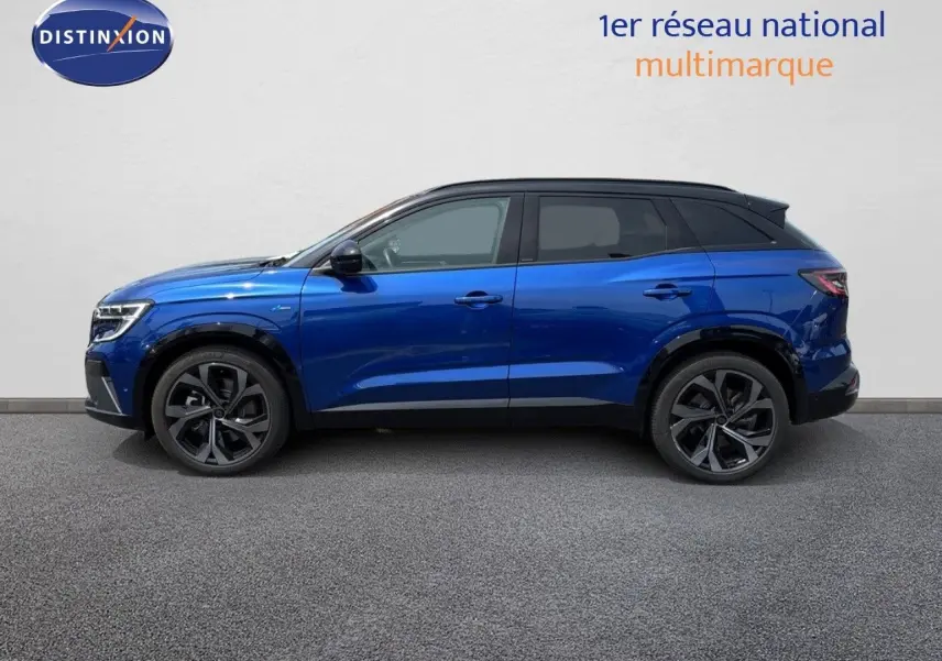 Renault Austral E-Tech hybride bleu Iron Metal avec toit noir, vue profil côté gauche sur fond neutre.