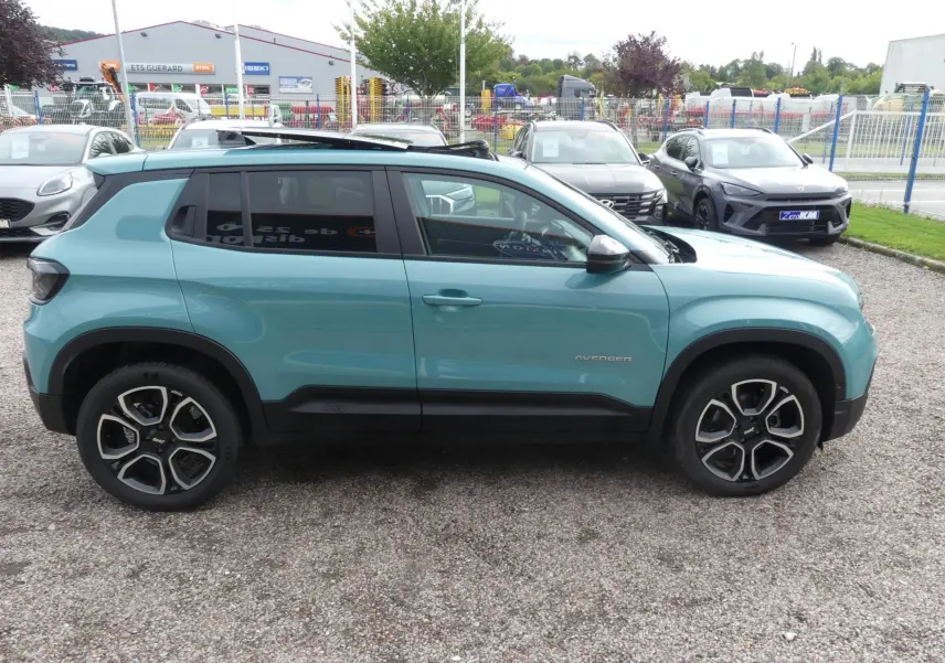 Jeep Avenger bleu métallisé vu de profil côté gauche, avec jantes alliage et vitres surteintées.