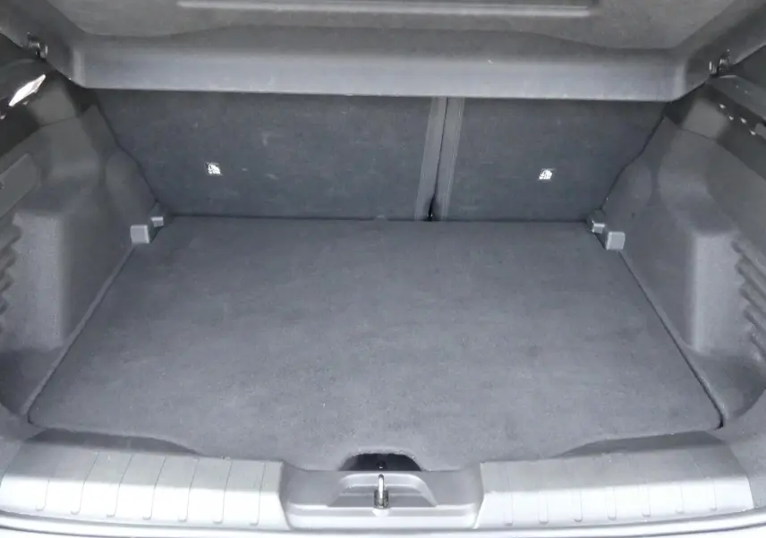 Coffre ouvert du Jeep Avenger 2024, vue arrière, espace de chargement noir et tapis de sol plat.