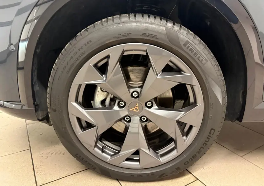 Gros plan sur la roue avant droite du CUPRA Formentor gris magnétique avec jante étoile et logo CUPRA central.