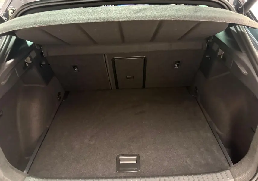 Coffre ouvert du CUPRA Formentor gris magnétique, vue intérieure montrant un espace de chargement propre et spacieux.